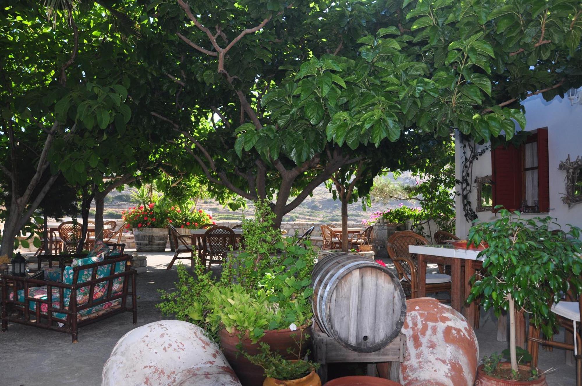 Petrino Hotel Ambrami Buitenkant foto