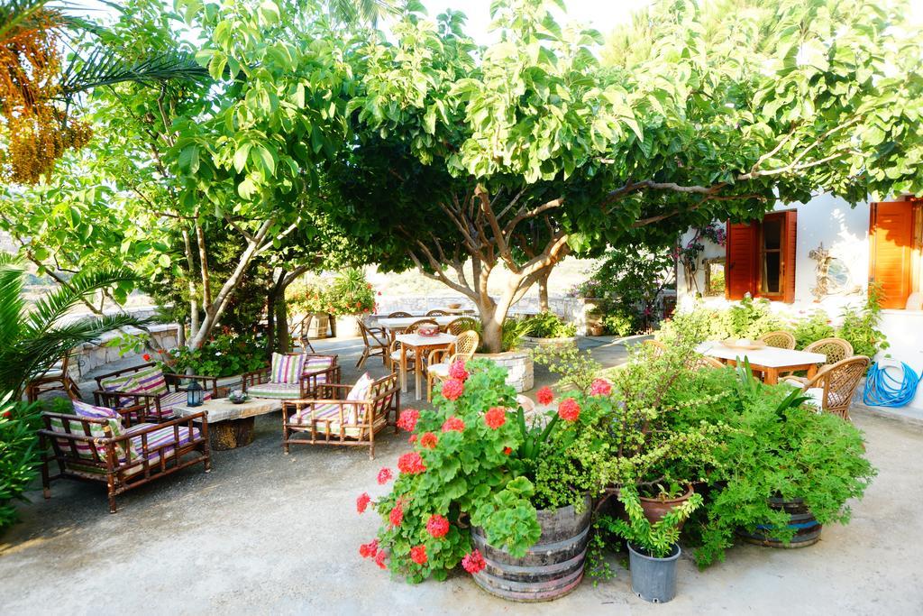 Petrino Hotel Ambrami Buitenkant foto